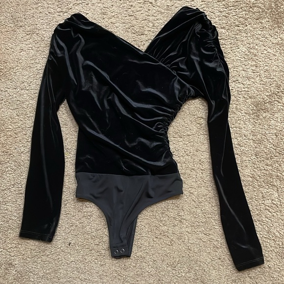 Express Body Contour Asymmetrical Long Sleeve Velvet Bodysuit - Picture 5 of 5